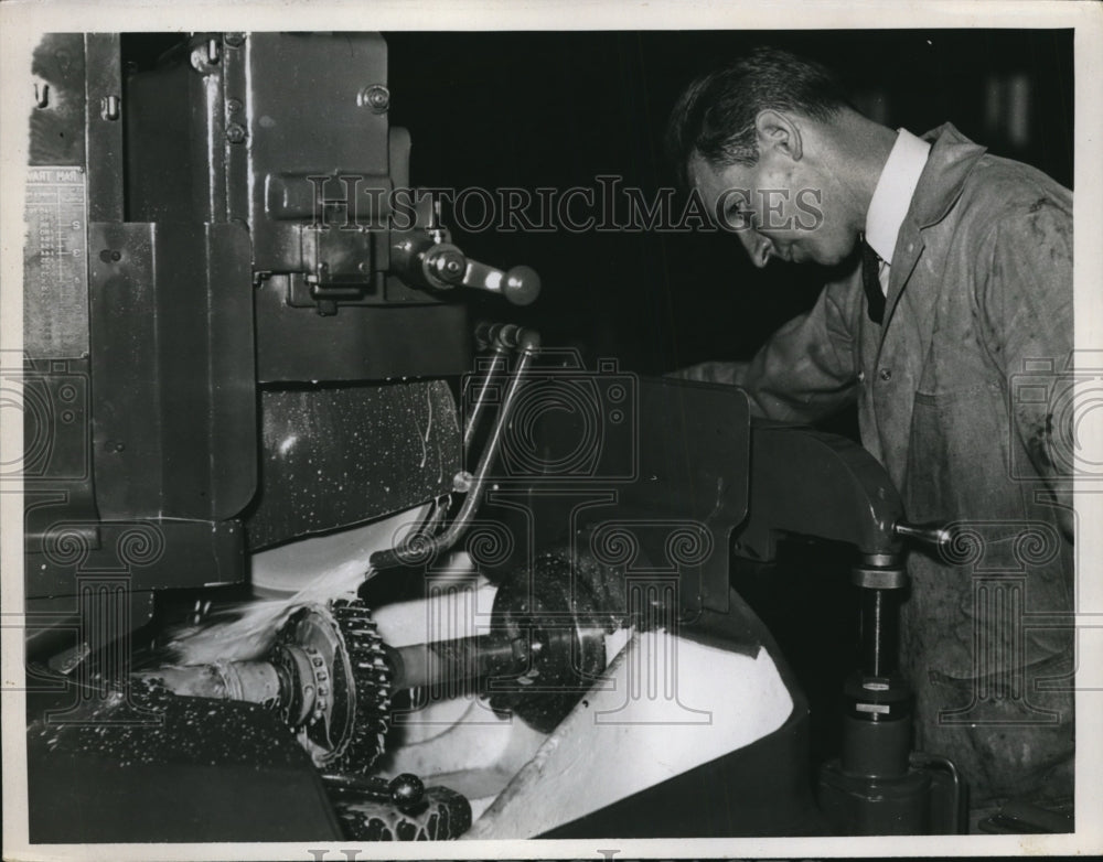 1935 Press Photo Gear Grinder at National Machine and Tool Show - nee33513
