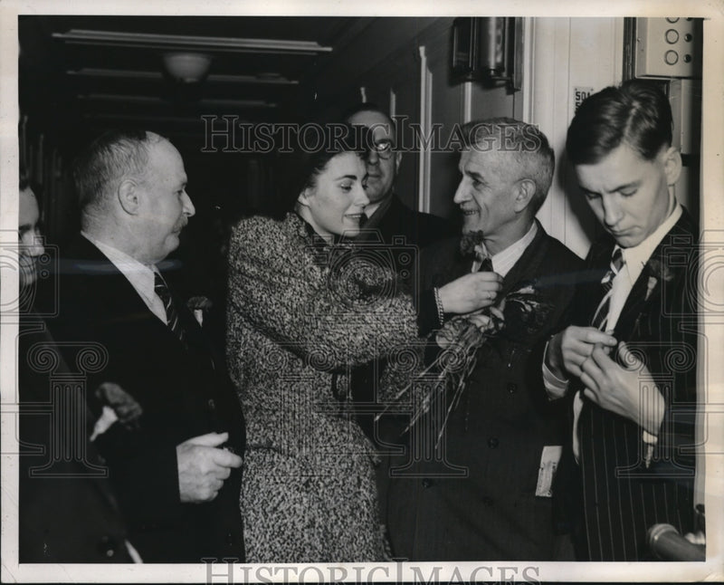 Load image into Gallery viewer, 1940 Press Photo Mrs. Gertrude Christopher giving flowers to Carl Malex
