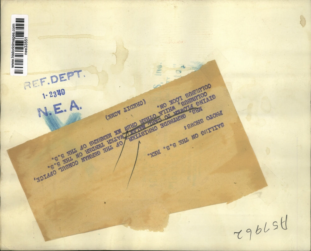 1940 Press Photo Mrs. Gertrude Christopher giving flowers to Carl Malex