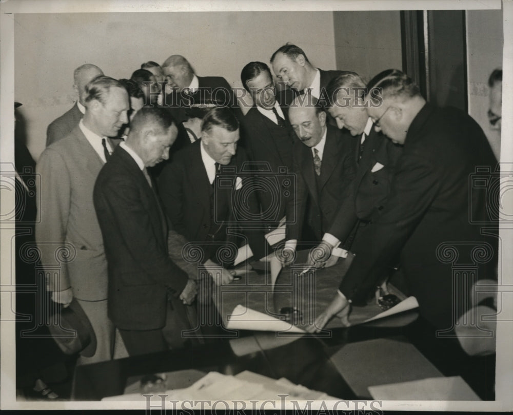 1933 Press Photo Park Commissioner John Sheehy explains his plans in a meeting