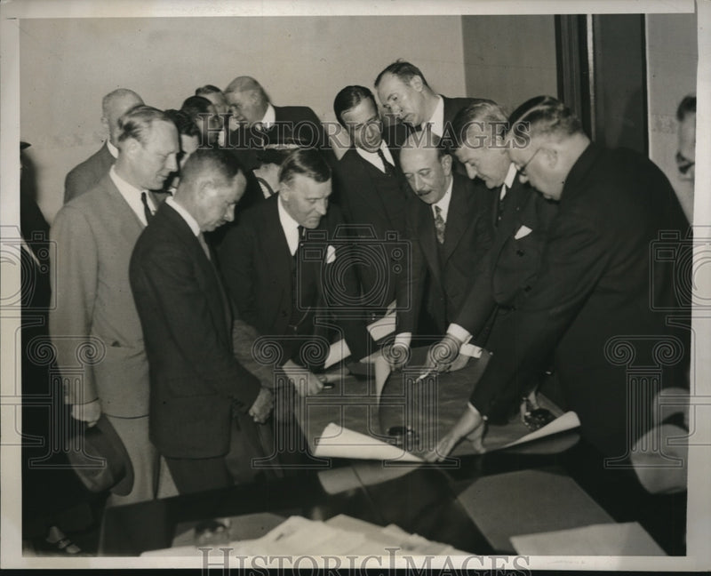 Load image into Gallery viewer, 1933 Press Photo Park Commissioner John Sheehy explains his plans in a meeting
