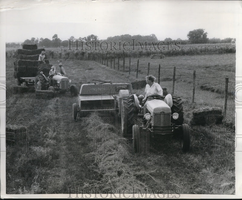 Load image into Gallery viewer, 1958 Press Photo Blankenship Family Working Their Farm
