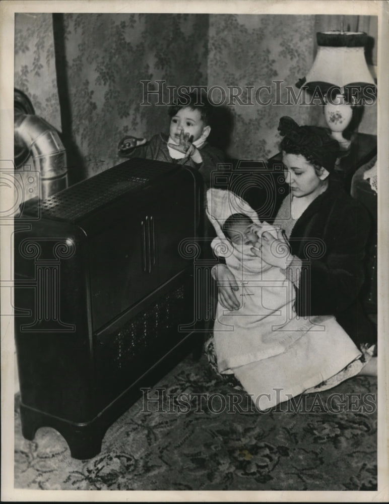 1947 Press Photo Family Staying Warm by Stove- Historic Images