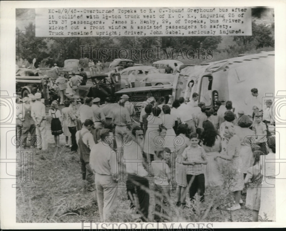 1945 Press Photo Crowd of Spectators at Greyhound Bus Crash Wreckage, Kansas