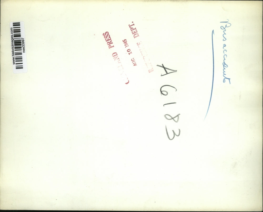 1945 Press Photo Crowd of Spectators at Greyhound Bus Crash Wreckage, Kansas