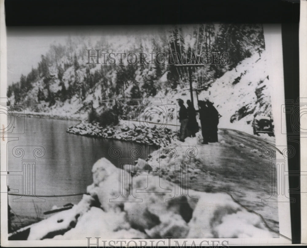 1945 Press Photo Rescue Workers at Washington Bus Crash Site