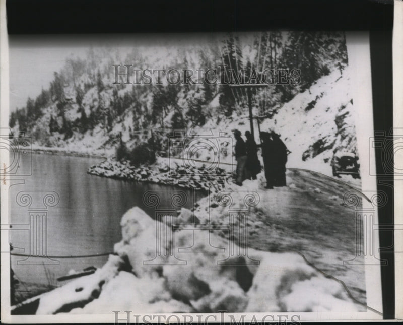 Load image into Gallery viewer, 1945 Press Photo Rescue Workers at Washington Bus Crash Site
