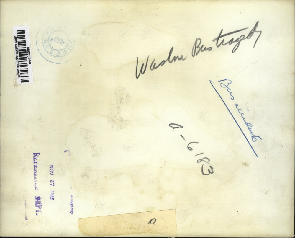 1945 Press Photo Rescue Workers at Washington Bus Crash Site