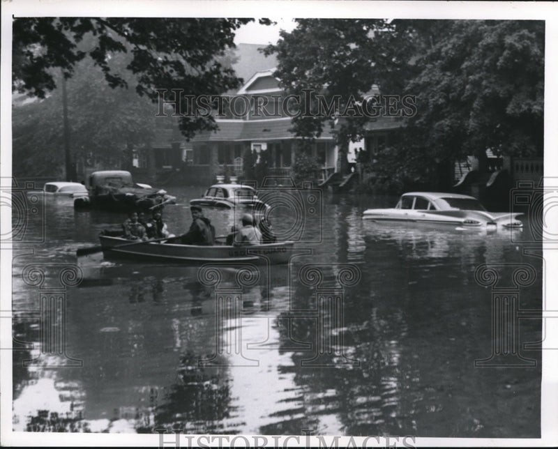 Load image into Gallery viewer, 1959 Press Photo Coast Guard Rescue Boats During Cleveland Flood
