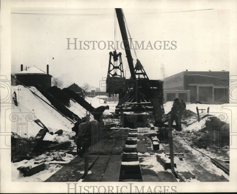 1927 Press Photo Crewmen were installing Chester Air Sewer - nee34197