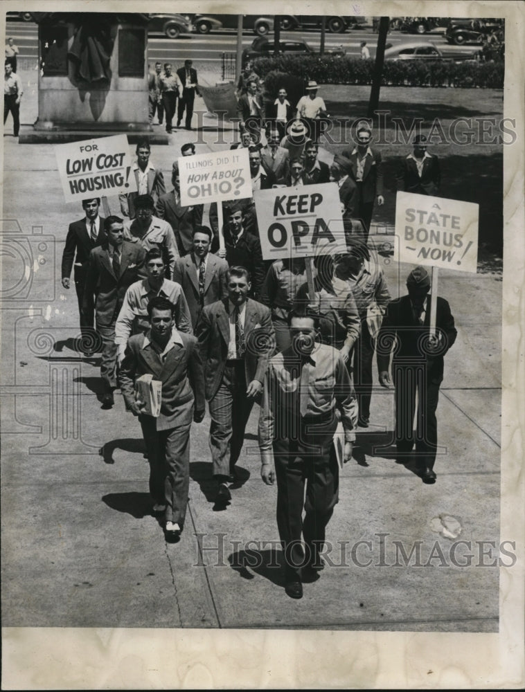 Load image into Gallery viewer, 1946 Press Photo The World War II Veternas pickets in Cleveland Statehouse
