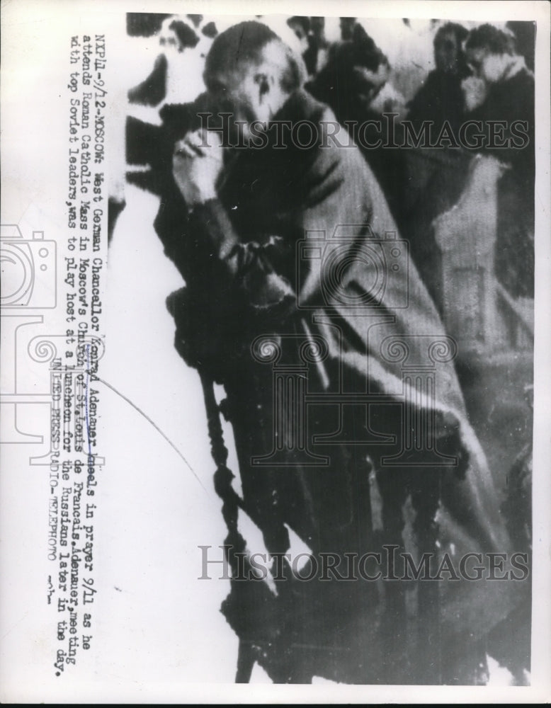 1955 Press Photo West German Chancellor Konrad Adenauer kneels in prayer