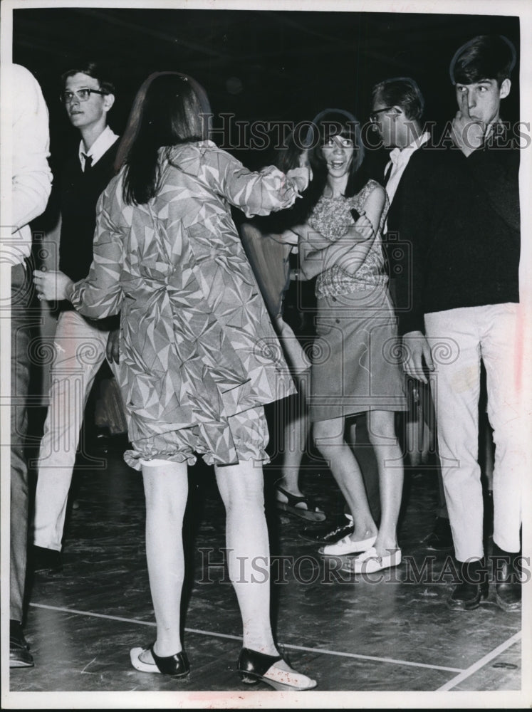 Load image into Gallery viewer, 1967 Press Photo Elle McGuire dancing at Lakewood High School Ohio

