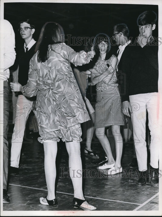 1967 Press Photo Elle McGuire dancing at Lakewood High School Ohio
