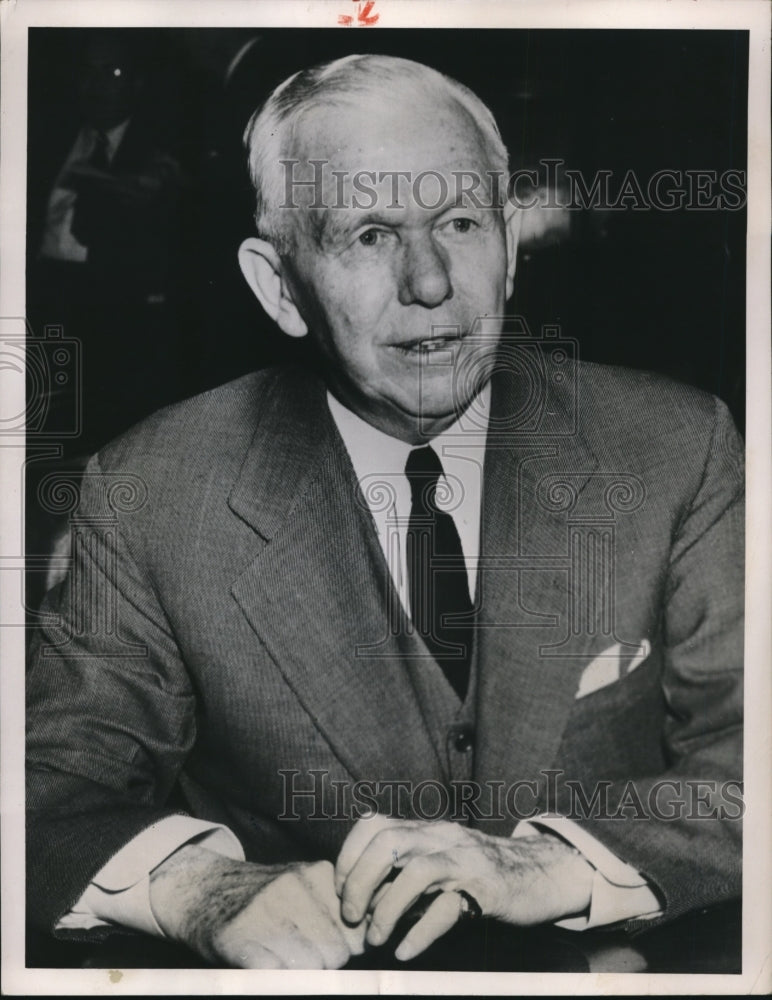 Load image into Gallery viewer, 1951 Press Photo A Marshall on a photo opportunity - nee34377
