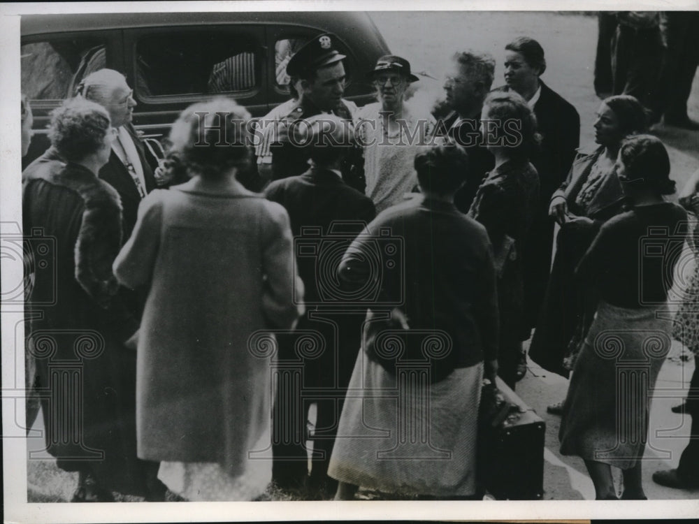 1938 Press Photo of Michigan State Trooper talking to a group of women,