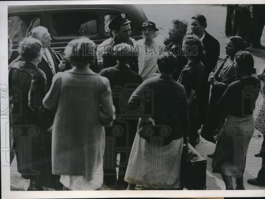 1938 Press Photo of Michigan State Trooper talking to a group of women,