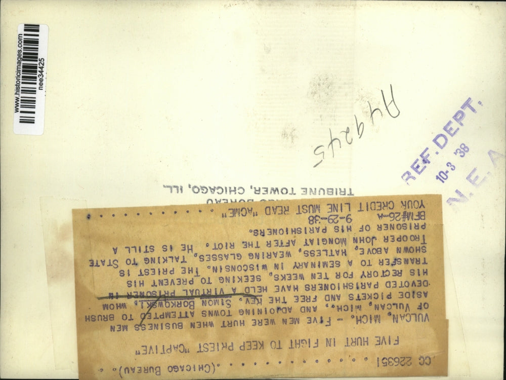 1938 Press Photo of Michigan State Trooper talking to a group of women,