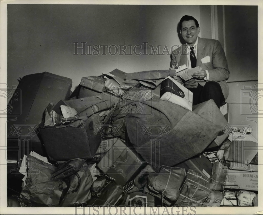 Press Photo Walt Henrich And A Pile Of Junk - nee34578