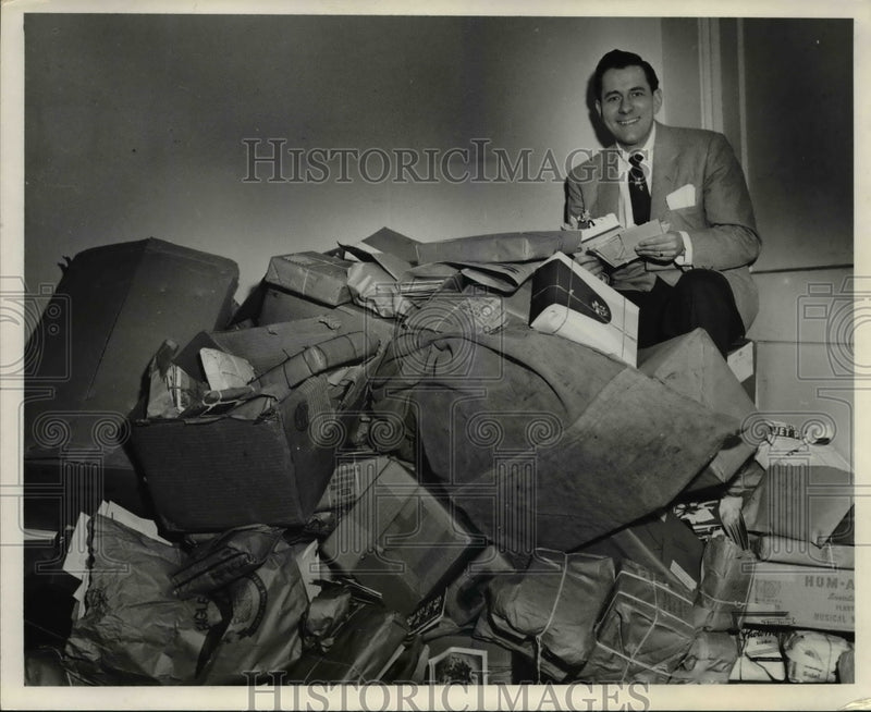 Load image into Gallery viewer, Press Photo Walt Henrich And A Pile Of Junk - nee34578
