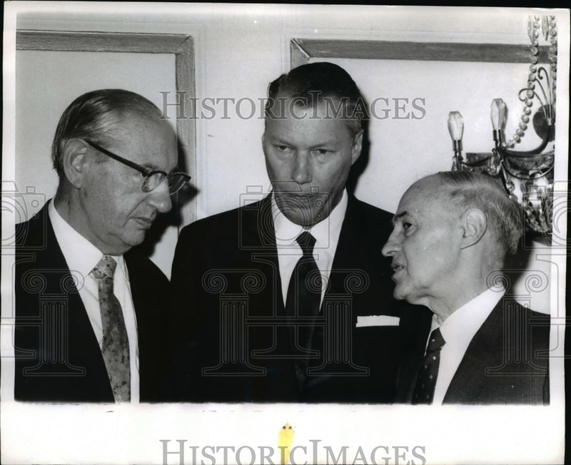 Load image into Gallery viewer, 1970 Press Photo Alex Rose, Donald Harrington &amp; Ben Davidson at Roosevelt Hotel
