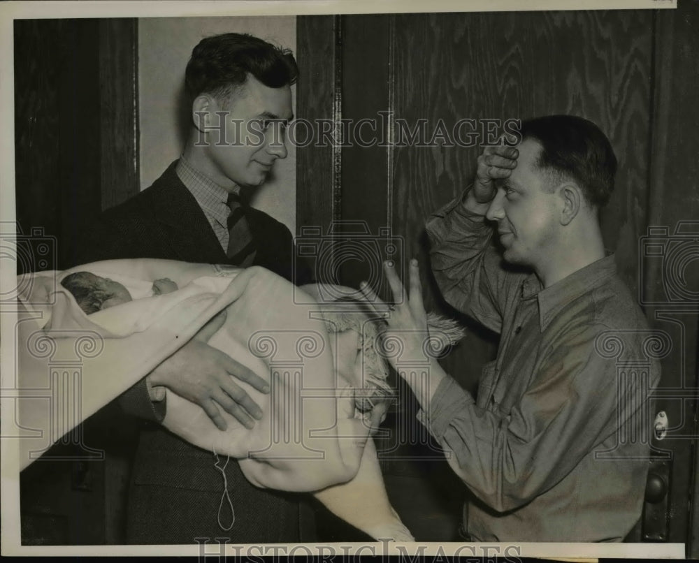 1959 Press Photo Dr. Block holds Triplets, Father Sigmund Fronczak looks shocked- Historic Images
