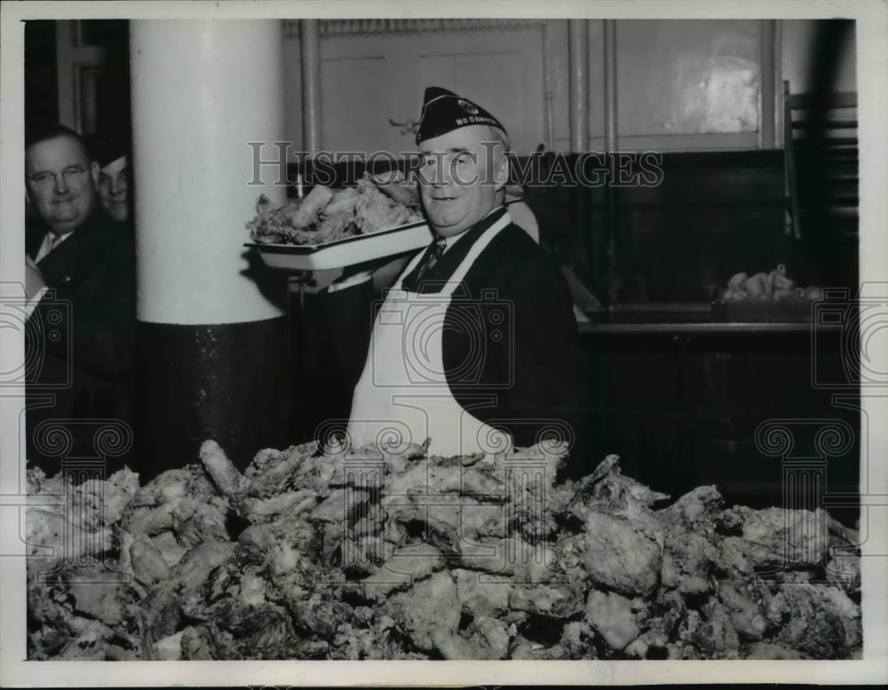 1944 Press Photo Jack Williams Fried Chicken for Chicago Servicemen's Center