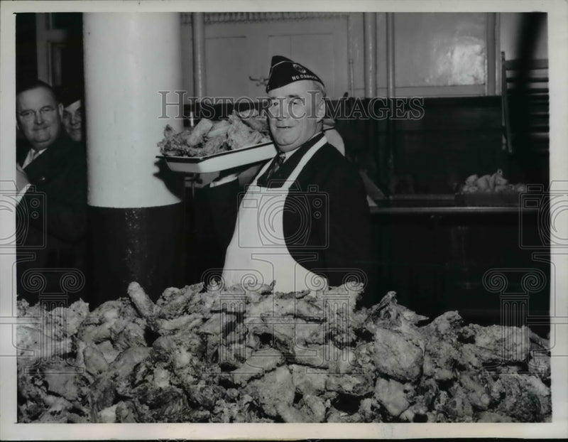 Load image into Gallery viewer, 1944 Press Photo Jack Williams Fried Chicken for Chicago Servicemen's Center

