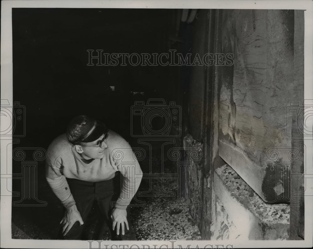 1941 Press Photo Andrew Broucker in Heat Test of Furnace Otis Steel Cleveland