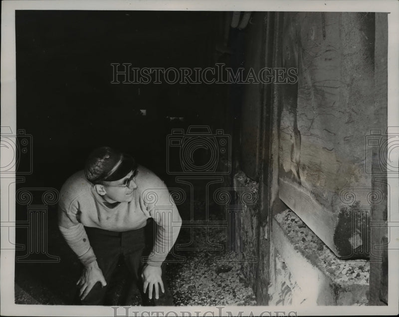 Load image into Gallery viewer, 1941 Press Photo Andrew Broucker in Heat Test of Furnace Otis Steel Cleveland
