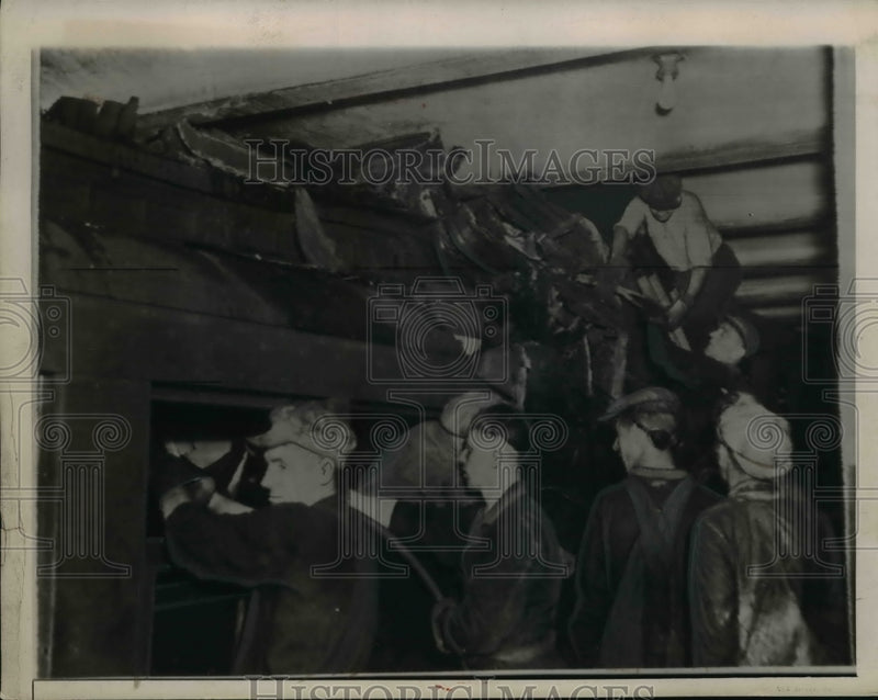 Load image into Gallery viewer, 1938 Press Photo New York Subway Crash
