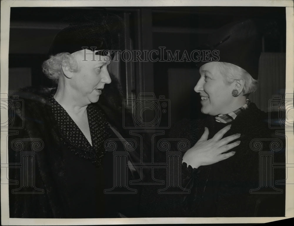1943 Press Photo Mrs Eddie Rickenbacker, Mrs James H Doolittle, Air Force movie