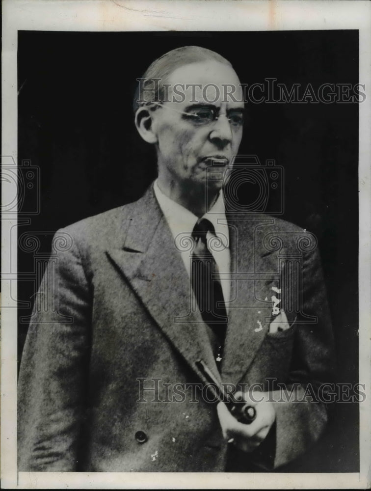 1947 Press Photo Sir Stafford Cripps, leaves the Board Bldg, Millbank, London