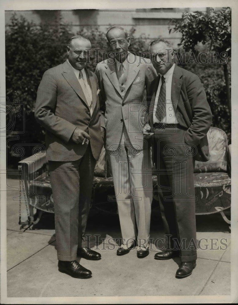 1933 Press Photo Mayor Charles Roesch, Mayor John Boyd Thacher and Capes