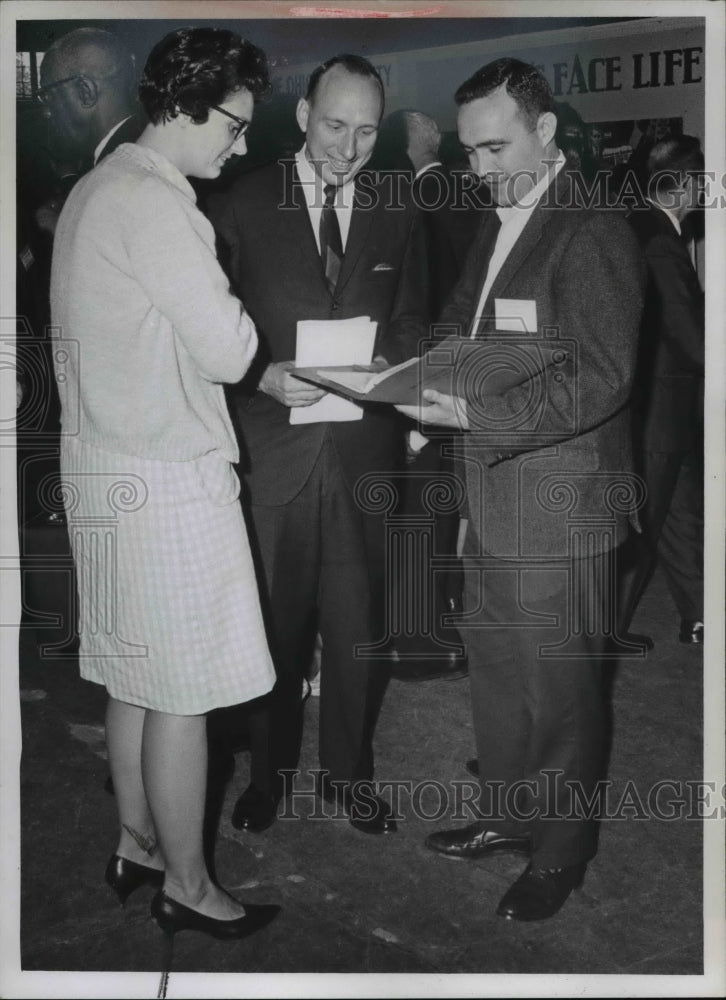 Load image into Gallery viewer, 1968 Press Photo Members of Lakeside Methodist Corp - nee35303
