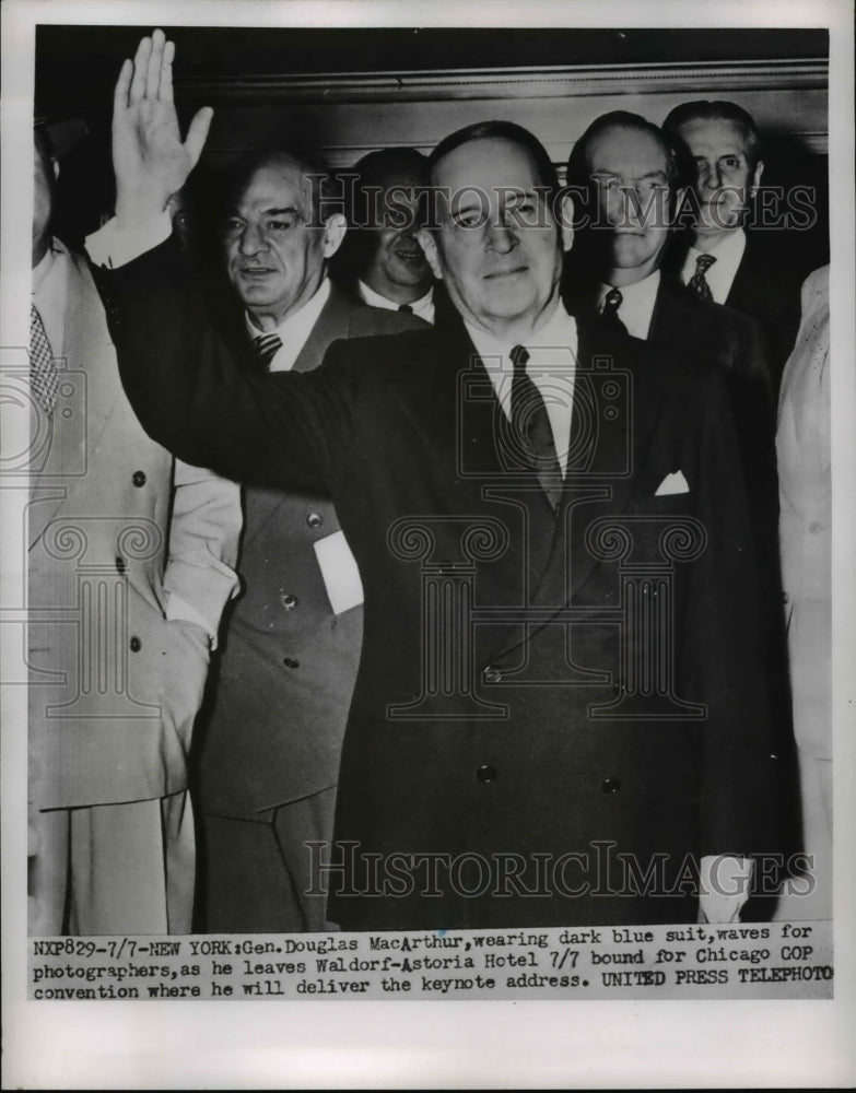 Load image into Gallery viewer, 1952 Press Photo General Douglas MacArthur at Waldorf-Astoria Hotel
