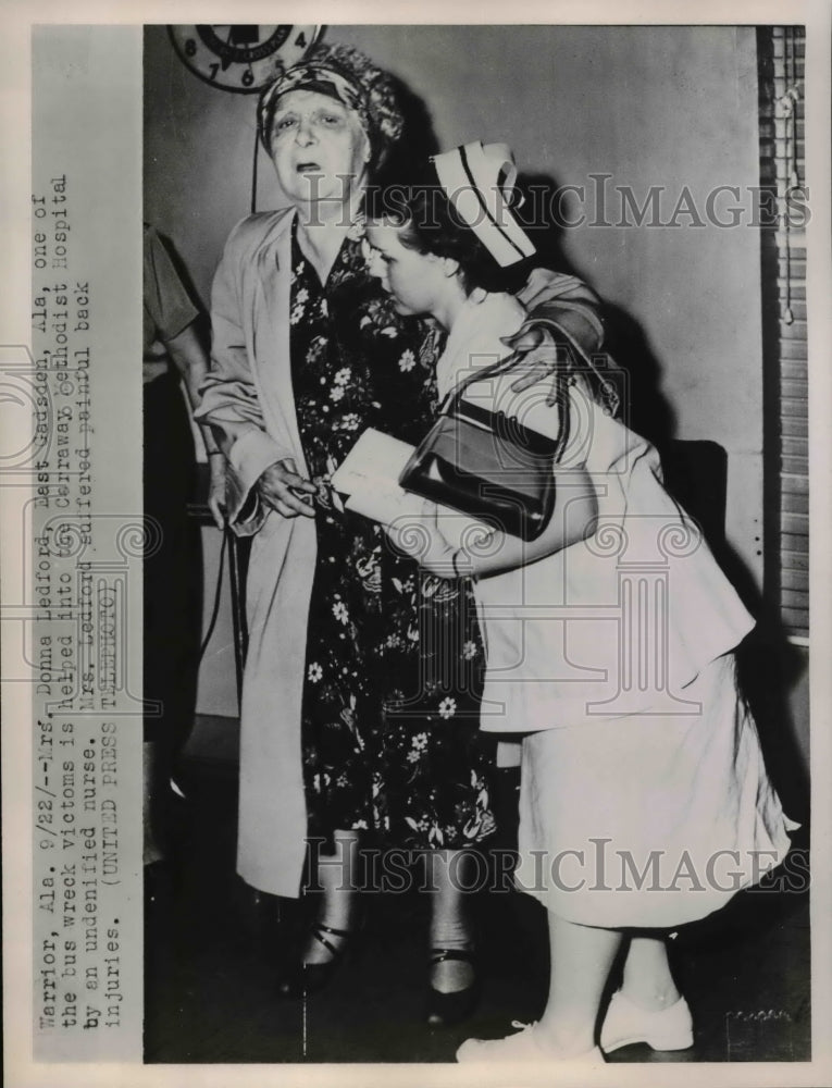 1952 Press Photo of Mrs. Donna Ledford who was injured a bus accident.