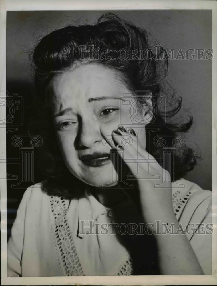 1947 Press Photo Mrs Frances Ramirez Abandons Baby Then Reclaims Him in Chicago