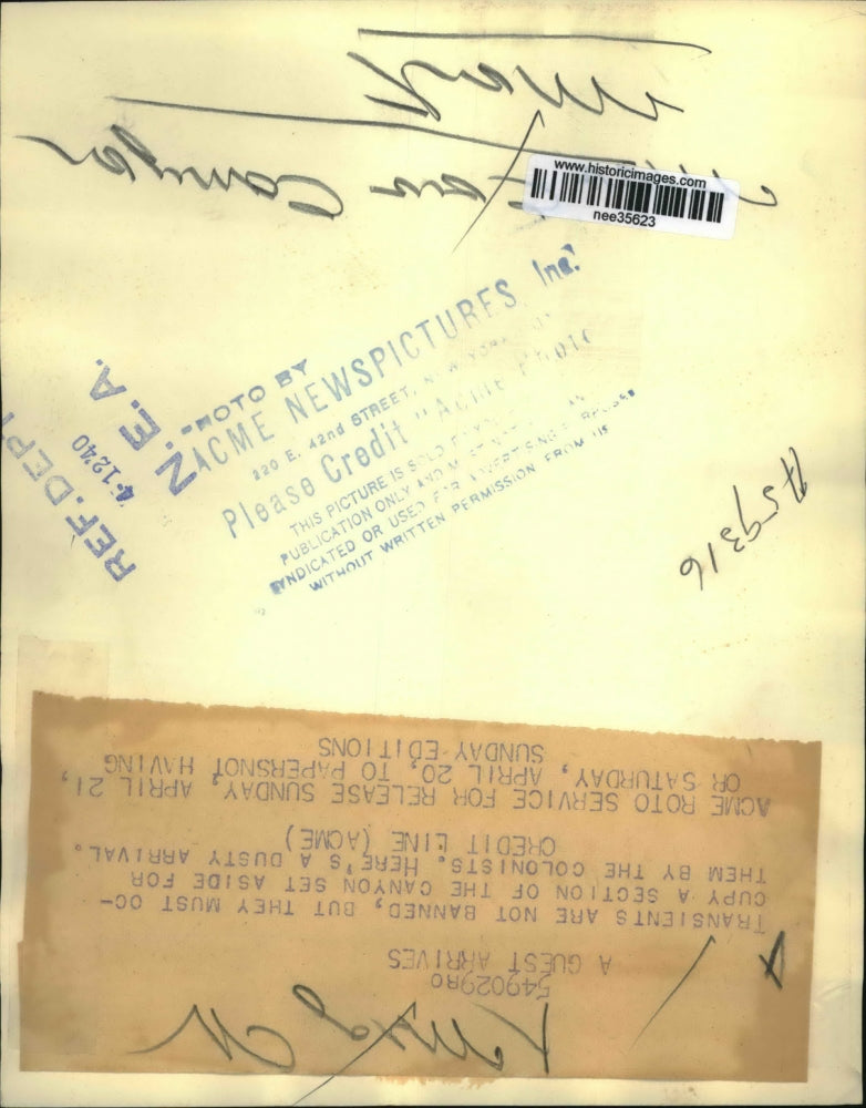 1940 Press Photo of a transient man going walking away. - nee35623