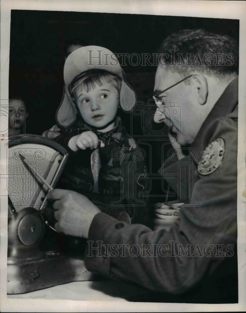 Load image into Gallery viewer, 1954 Press Photo Boy Fisherman Karey Sater, Judge Measure Catch, Washington
