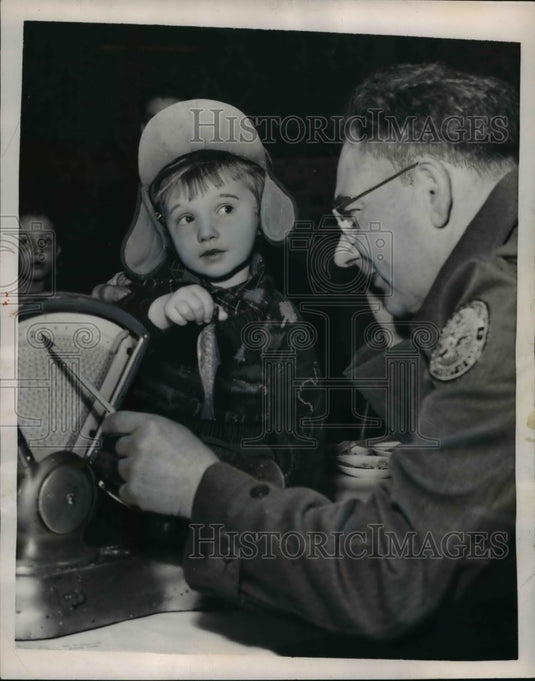 1954 Press Photo Boy Fisherman Karey Sater, Judge Measure Catch, Washington