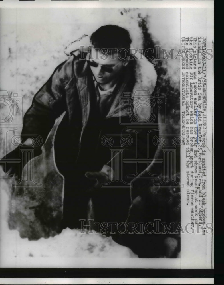 1958 Press Photo Scientist Reid Neaufer on Floating IGY Laboratory Anchorage