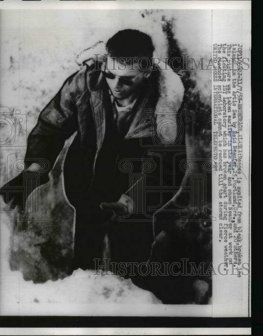1958 Press Photo Scientist Reid Neaufer on Floating IGY Laboratory Anchorage