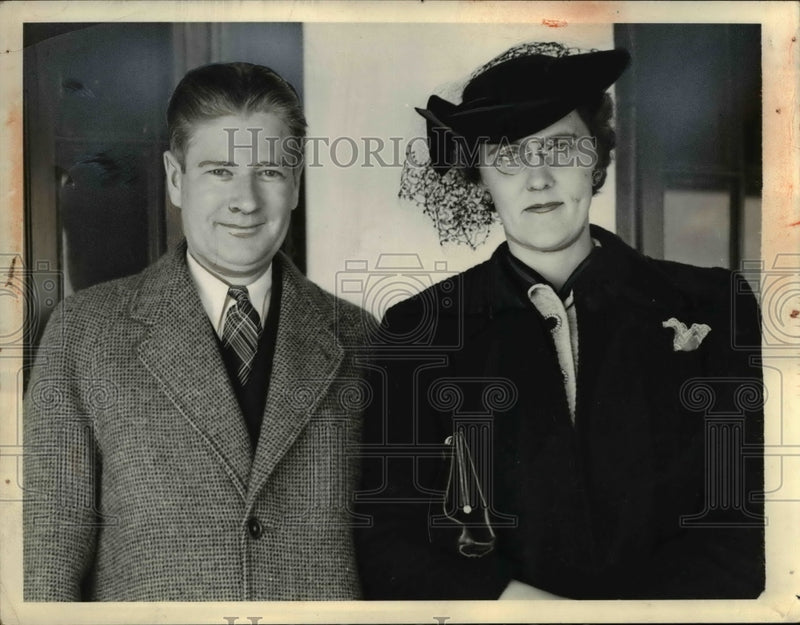 Load image into Gallery viewer, 1937 Press Photo Mr&amp;Mrs Philip LaFollette arrived from cruise, Panama Canal Zone
