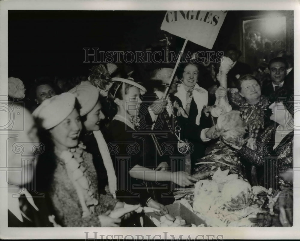 1935 Press Photo Parisians Dressed in Costumes at Montmartre's Madcap Ball