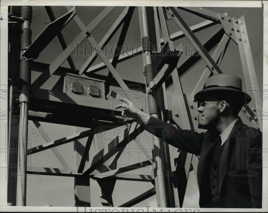 1939 Press Photo The new electric starting gate with magnetic controls