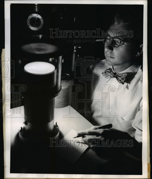 1954 Press Photo Dr Raymond Friedman, Westinghouse Research Lab, Pittsburgh, PA