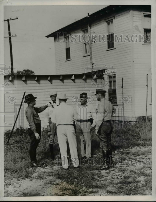 1938 Press Photo A G Man and police officers at James Cash home in Princeton