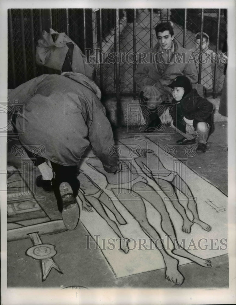 1956 Press Photo of a sidewalk artist working in colored chalk outside the