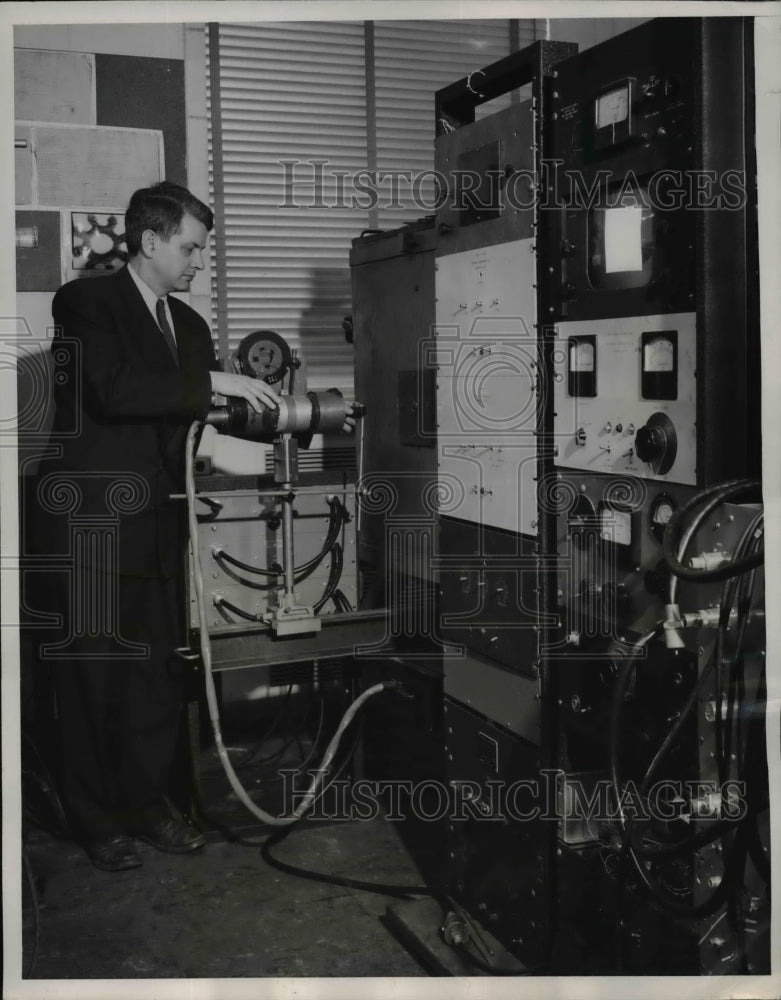 1951 Press Photo Asst. Professor Robert Moon Using X-Ray Television Device